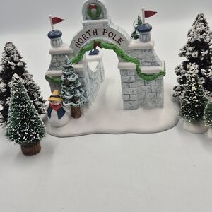 Department 56 Heritage North Pole Gate.